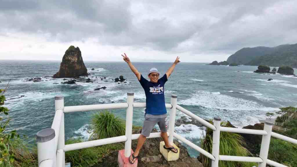 Hamparan Pasir Putih dan Tujuh Batu Karang di Pantai Papuma&nbsp;Jember