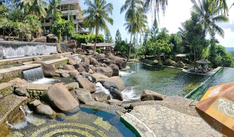 Taman Batu Purwakarta, Mandi diantara Bebatuan Yang Eksotis