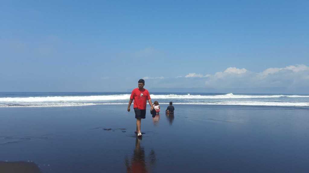 Pantai Cemara, Pantai Eksotik dengan Pepohonan Cemara Teduh di&nbsp;Jember