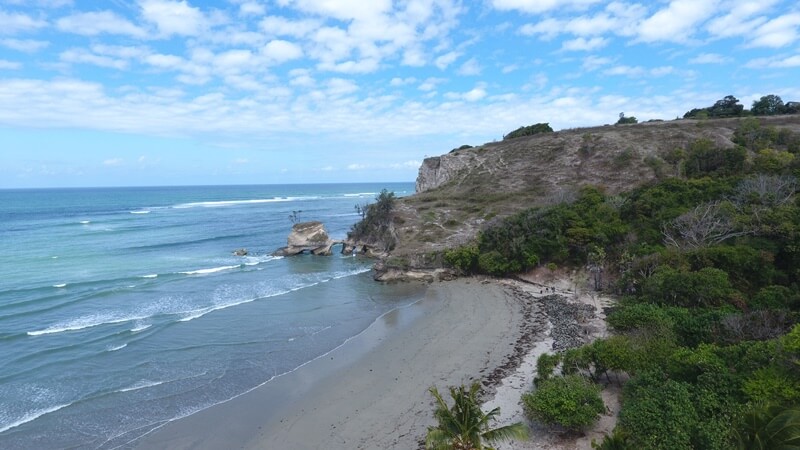 Pantai Watu Parunu, Pantai Sumba Yang Membuat Pengunjung Menunduk
