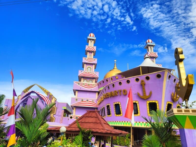 Masjid Perahu Cicurug, Masjid Ungu Viral di Sukabumi