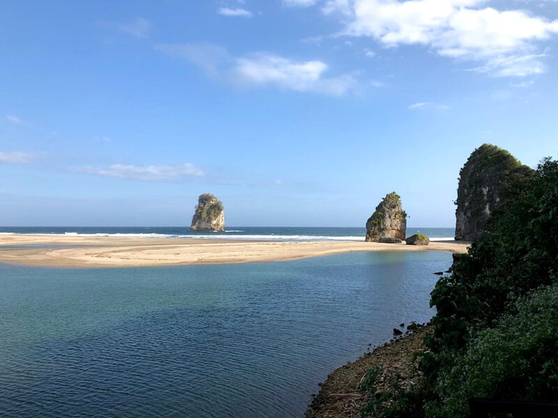 Pantai Watu Maladong, Dijaga Siluman Karang Penyu&nbsp;Raksasa