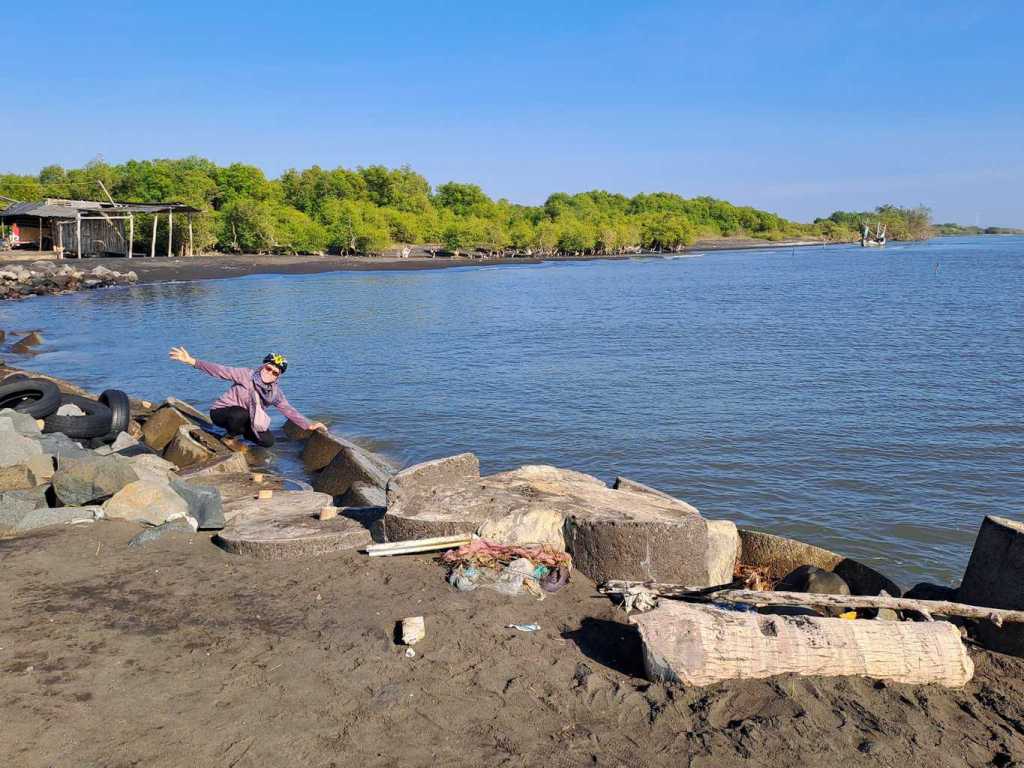 Spot Mancing dan Pemandangan Memikat di Pantai Keperran Situbondo Jawa&nbsp;Timur