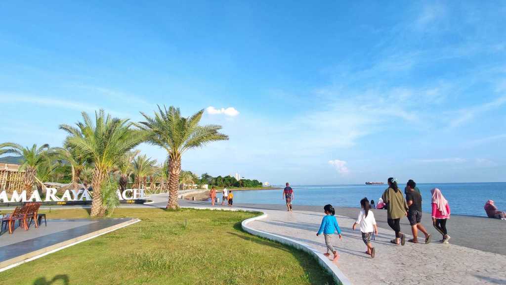 Pemandangan Menakjubkan dan Golden Sunset di Pantai Utama Raya&nbsp;Situbondo