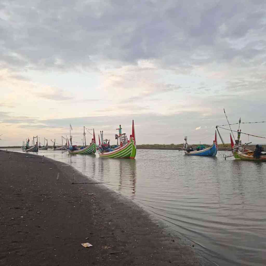 Pasir Hitam Menawan dan Pemandangan Indah di Pantai Tangsi&nbsp;Situbondo