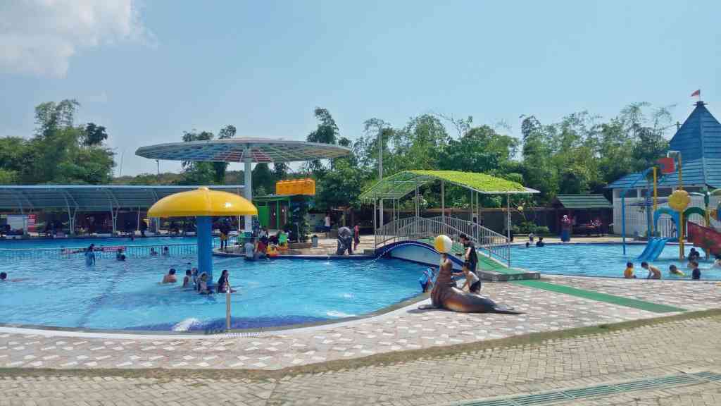 Wisata Air Seru dan Liburan Menyenangkan di Kolam Renang Refresh&nbsp;Lamongan