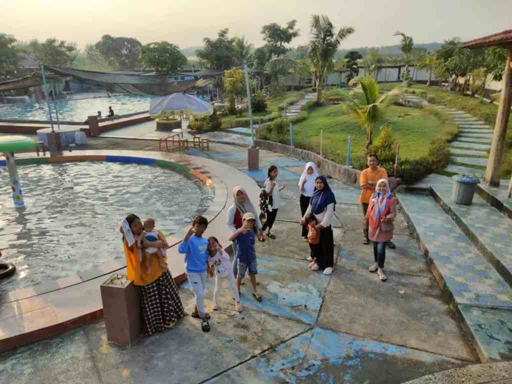 Keseruan Berenang dan Bermain Air di Kolam Renang Oro Oro Ombo Lamongan